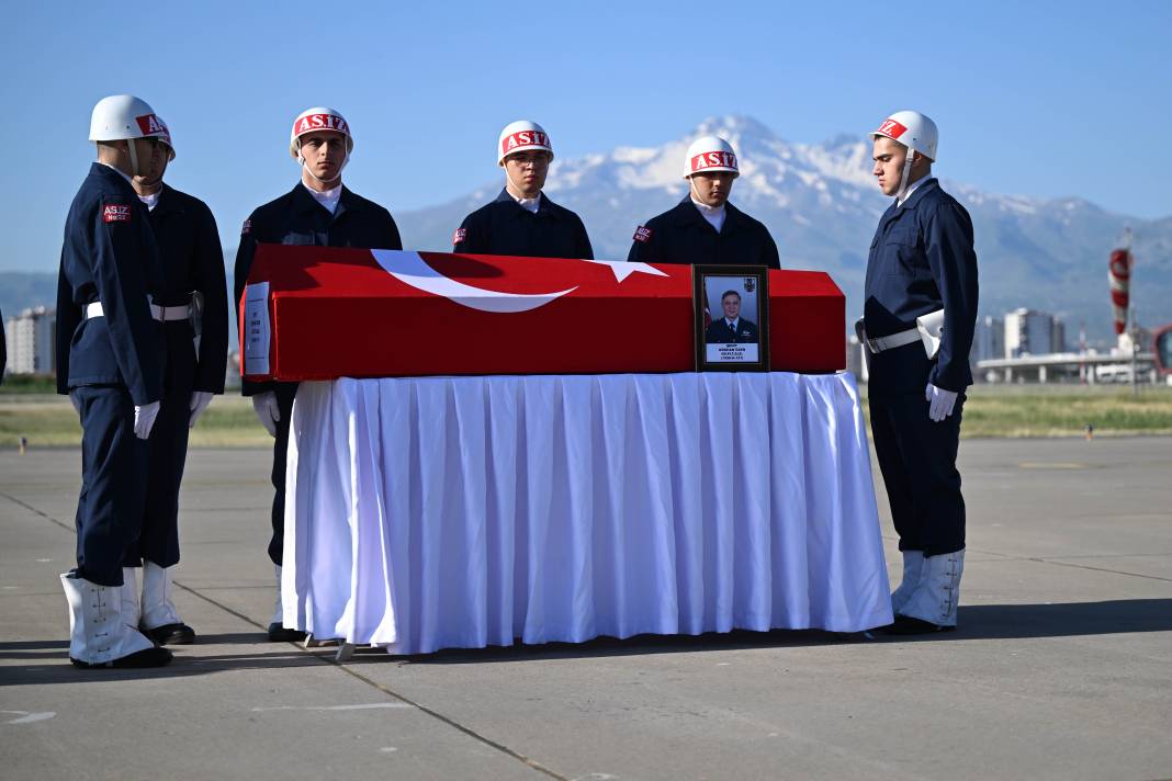 Uçak kazasında şehit olan 2 albay için komutanlıkta tören 24